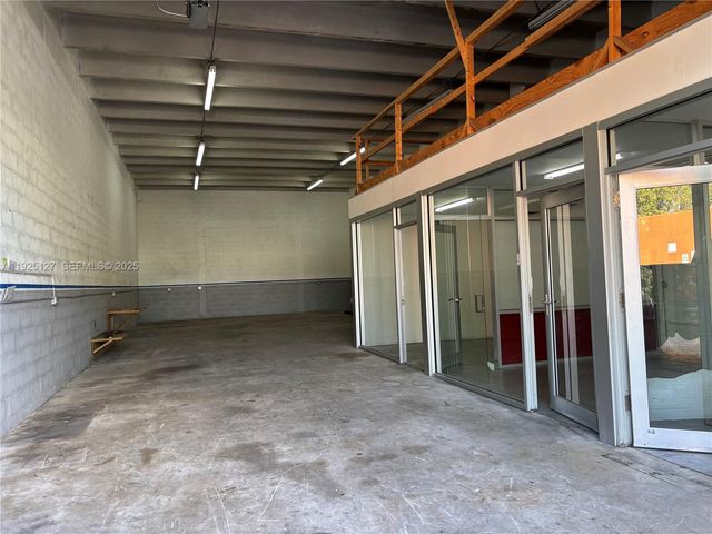 2111 W 76th St, Hialeah, FL 33016