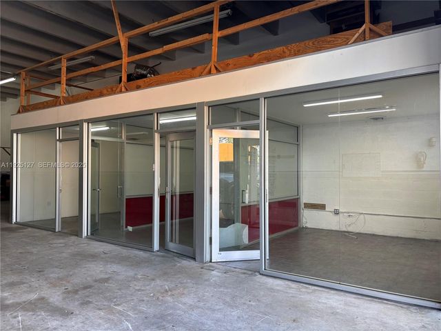 2111 W 76th St, Hialeah, FL 33016