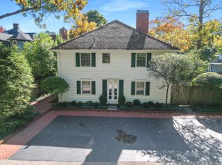 223 Sylvan Road, Lake Bluff, IL 60044