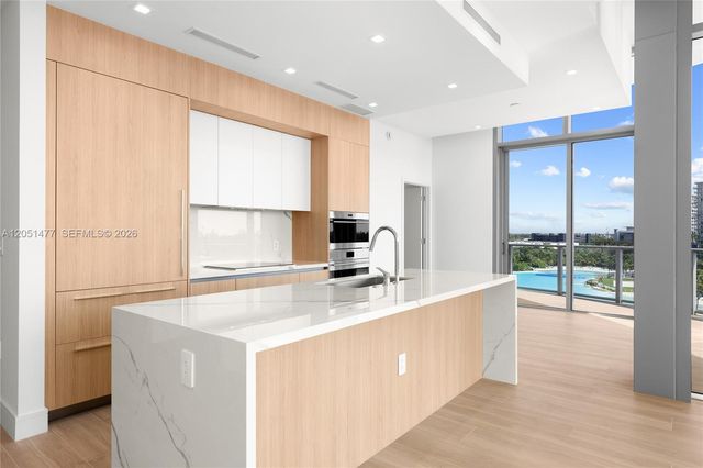 2411 Laguna Cr 611 611, Miami, FL 33181