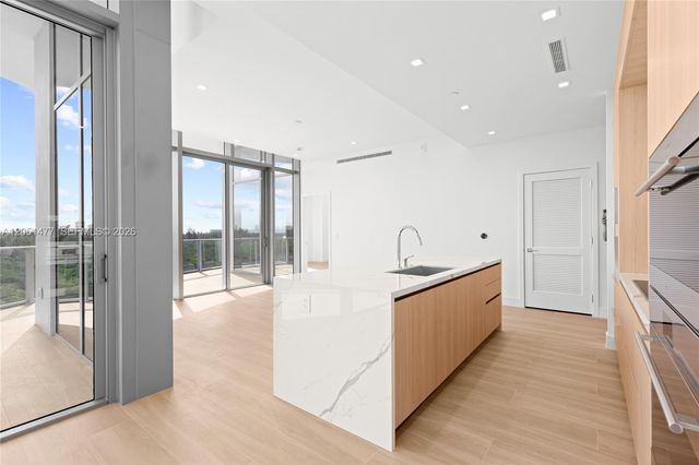 2411 Laguna Cr 611 611, Miami, FL 33181