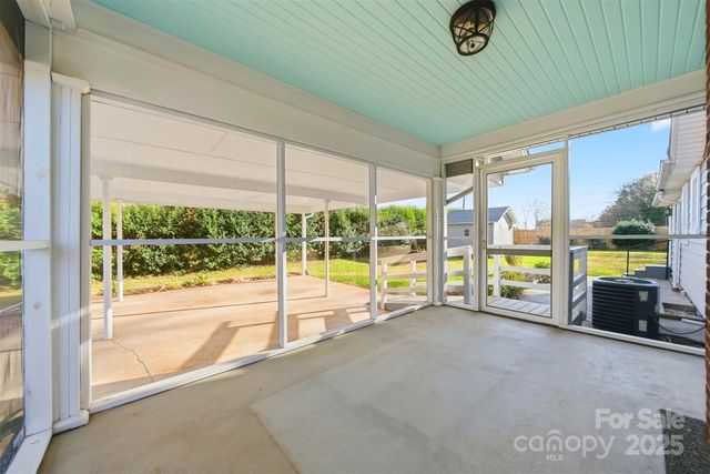 33 20th Avenue NW, Hickory, NC 28601