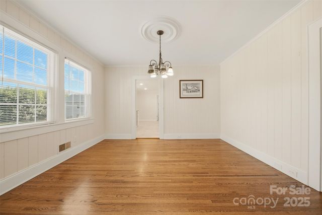 33 20th Avenue NW, Hickory, NC 28601