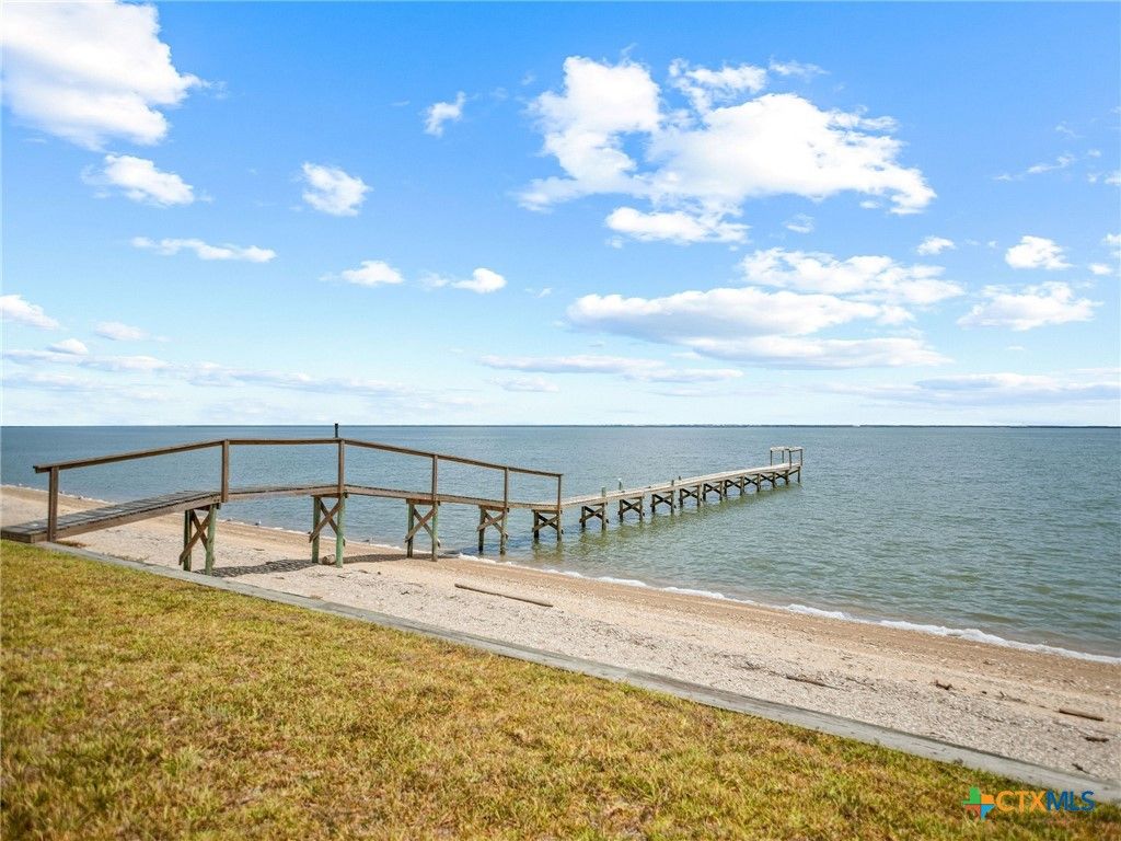 Image 11 of property listing at 96 E Meadowlark Drive, Port Lavaca, TX 77979