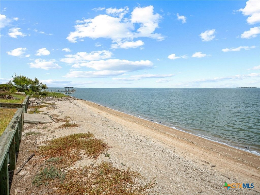 Image 13 of property listing at 96 E Meadowlark Drive, Port Lavaca, TX 77979