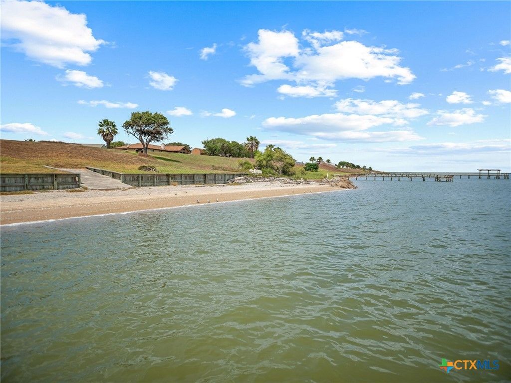 Image 14 of property listing at 96 E Meadowlark Drive, Port Lavaca, TX 77979