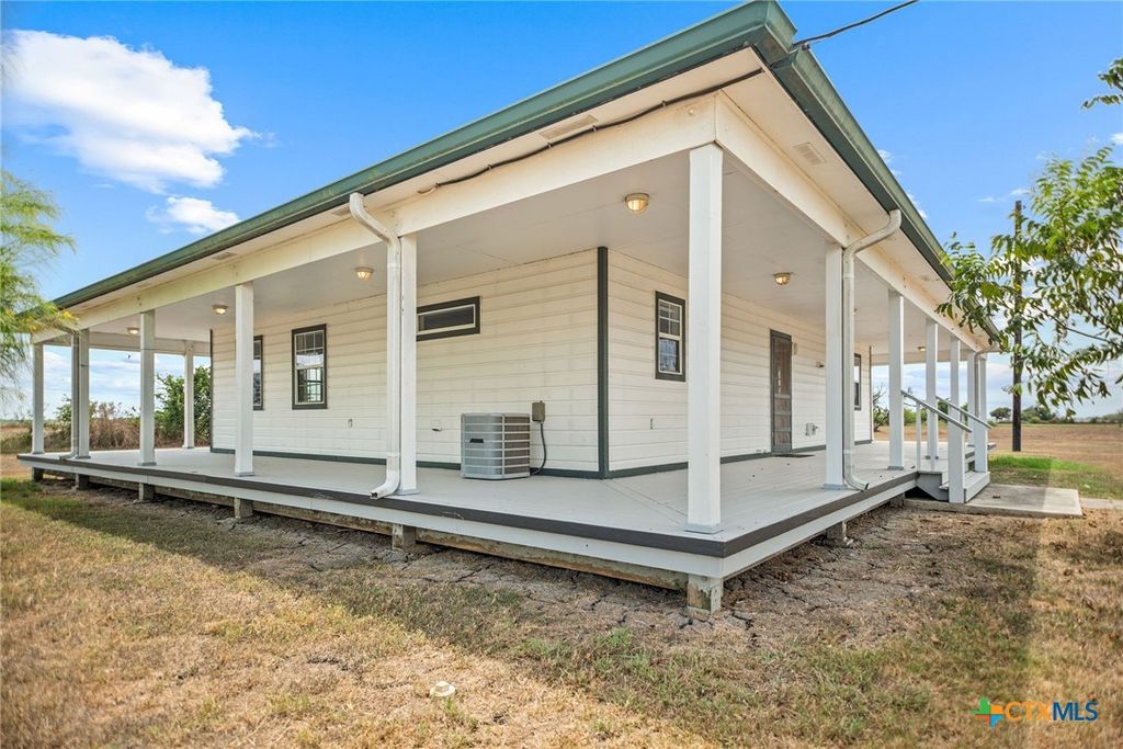 Image 15 of property listing at 96 E Meadowlark Drive, Port Lavaca, TX 77979