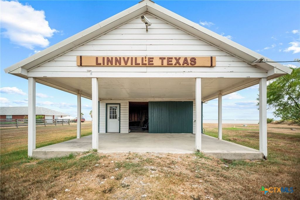 Image 16 of property listing at 96 E Meadowlark Drive, Port Lavaca, TX 77979