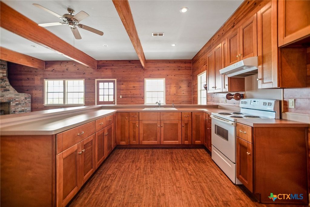 Image 19 of property listing at 96 E Meadowlark Drive, Port Lavaca, TX 77979