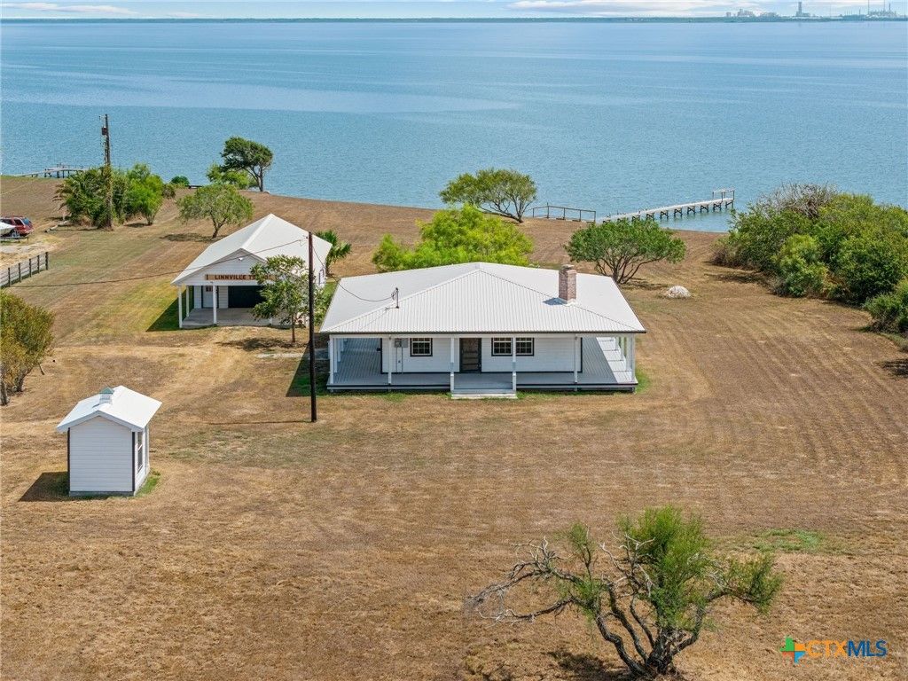 Image 2 of property listing at 96 E Meadowlark Drive, Port Lavaca, TX 77979