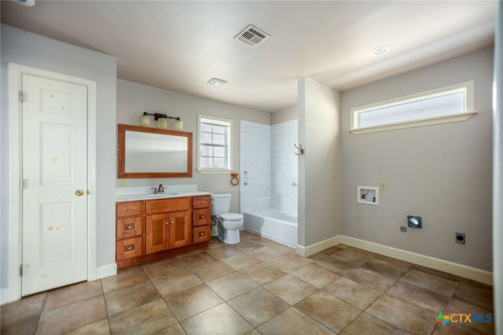 Image 25 of property listing at 96 E Meadowlark Drive, Port Lavaca, TX 77979