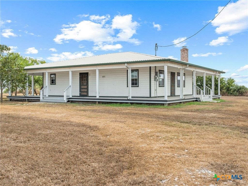 Image 7 of property listing at 96 E Meadowlark Drive, Port Lavaca, TX 77979