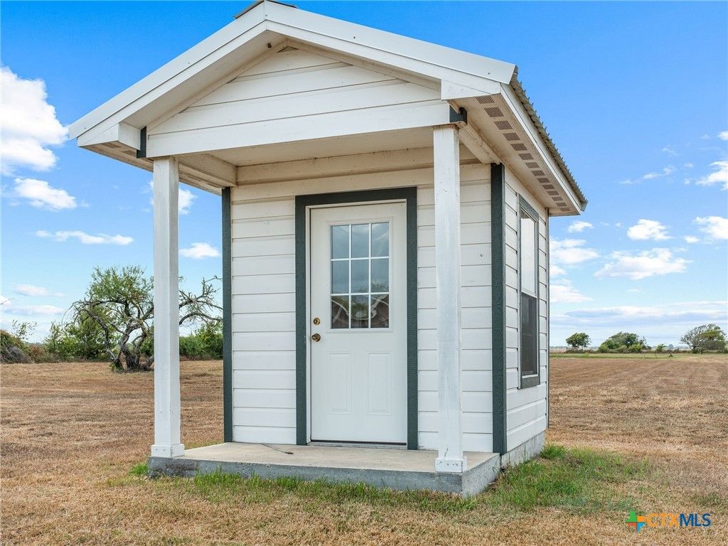 Image 8 of property listing at 96 E Meadowlark Drive, Port Lavaca, TX 77979