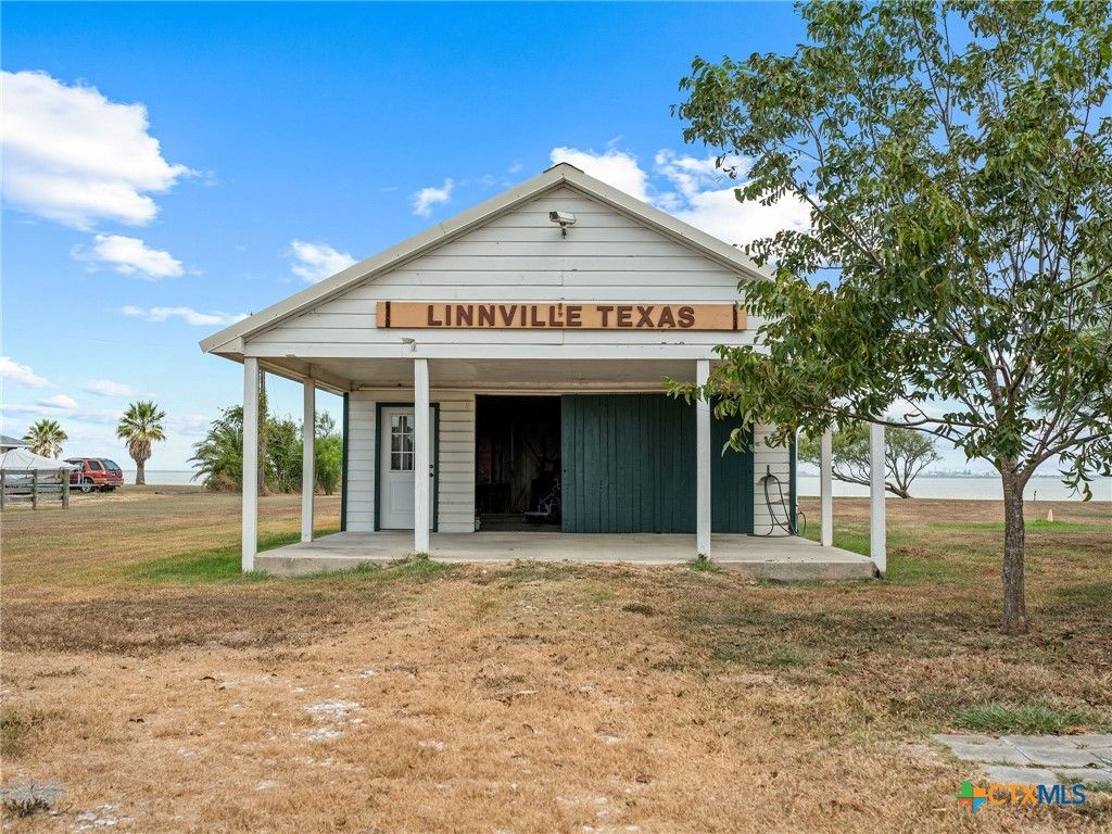 Image 9 of property listing at 96 E Meadowlark Drive, Port Lavaca, TX 77979