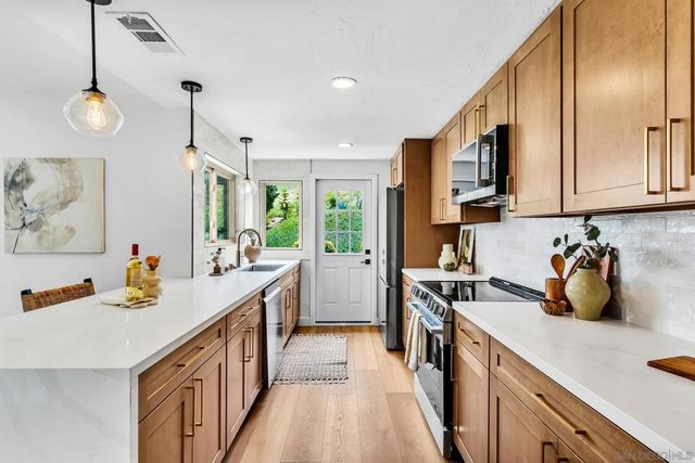 12127 Santiago Rd W, San Diego, CA 92128