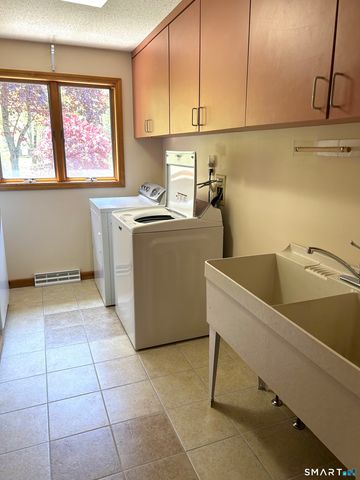 58 Clover Lane, Manchester, CT 06040