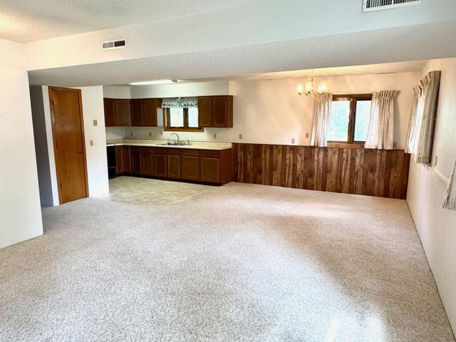 302 5th Street SE, Roseau, MN 56751