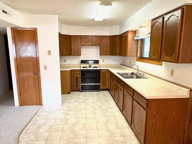 302 5th Street SE, Roseau, MN 56751