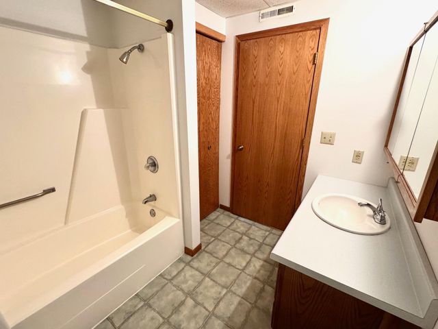 302 5th Street SE, Roseau, MN 56751