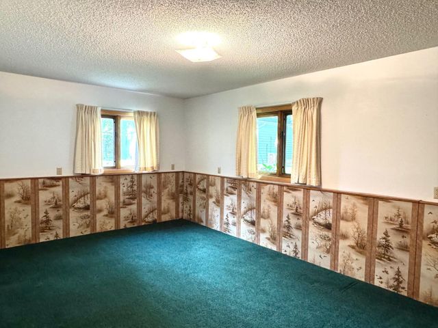 302 5th Street SE, Roseau, MN 56751