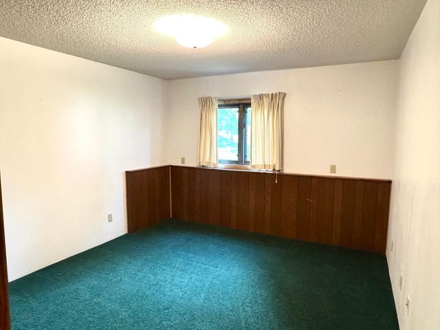 302 5th Street SE, Roseau, MN 56751