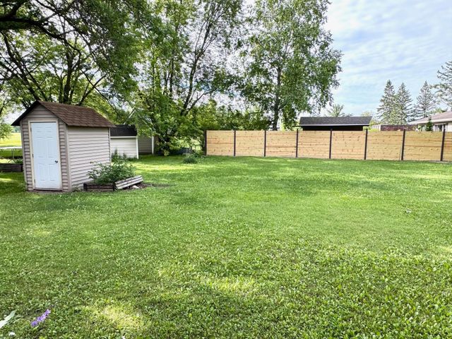 302 5th Street SE, Roseau, MN 56751