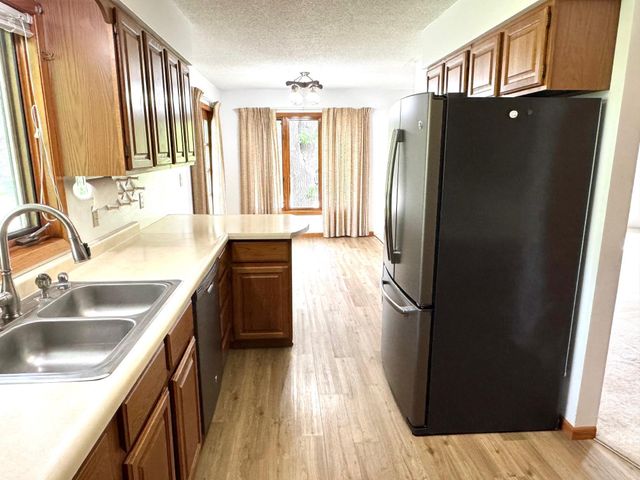 302 5th Street SE, Roseau, MN 56751