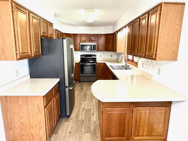 302 5th Street SE, Roseau, MN 56751