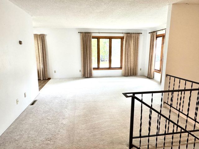 302 5th Street SE, Roseau, MN 56751