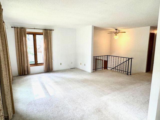 302 5th Street SE, Roseau, MN 56751