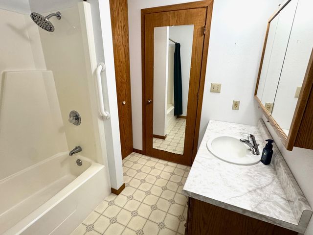 302 5th Street SE, Roseau, MN 56751