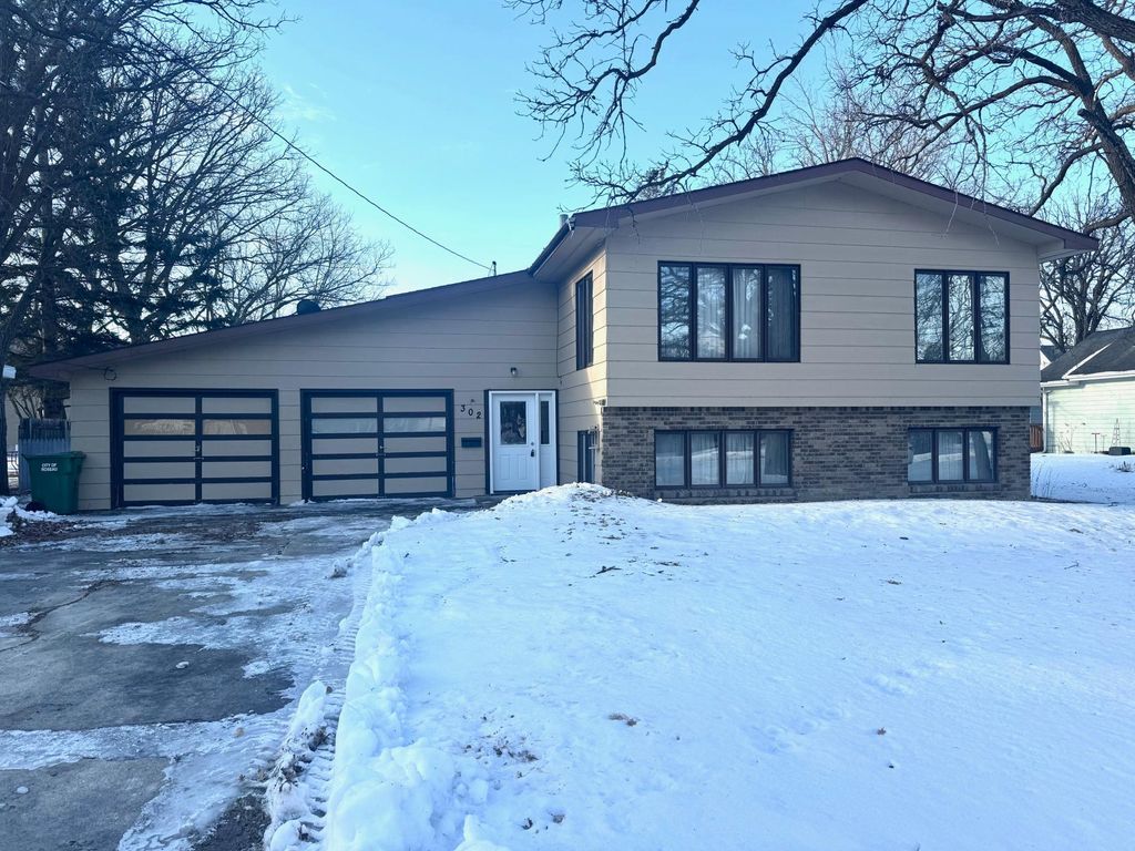 302 5th Street SE, Roseau, MN 56751