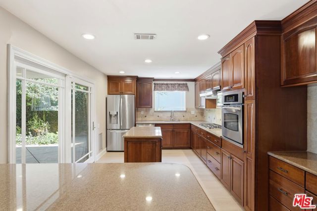6646 Franrivers Avenue, West Hills (los Angeles), CA 91307