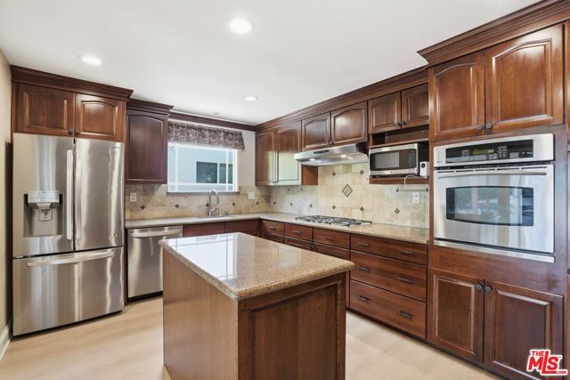 6646 Franrivers Avenue, West Hills (los Angeles), CA 91307