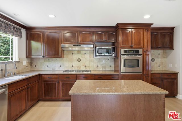 6646 Franrivers Avenue, West Hills (los Angeles), CA 91307
