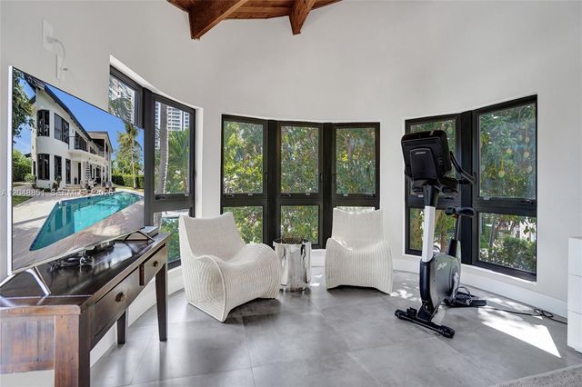 113 Holiday Drive, Hallandale Beach, FL 33009