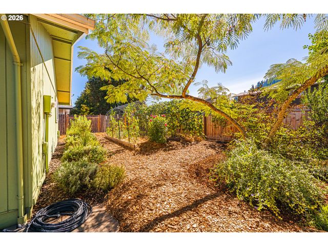 6323 B St, Springfield, OR 97478