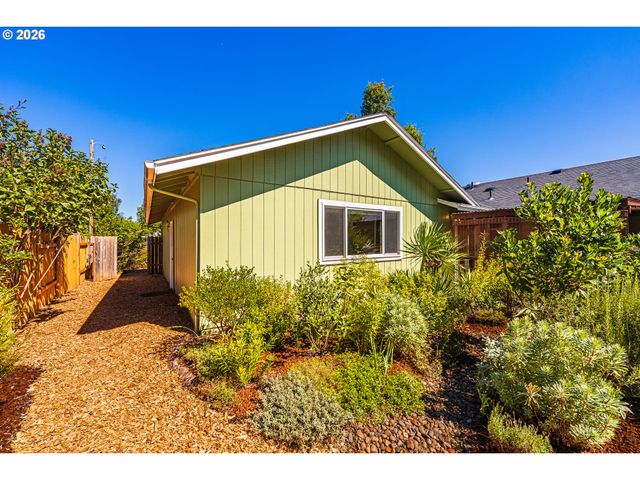 6323 B St, Springfield, OR 97478