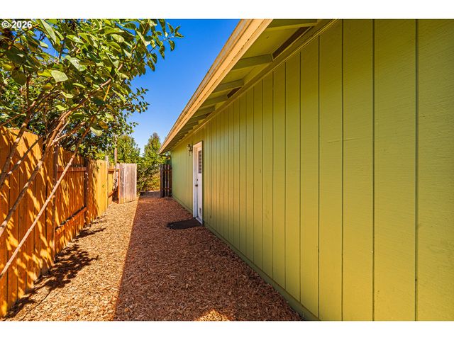 6323 B St, Springfield, OR 97478