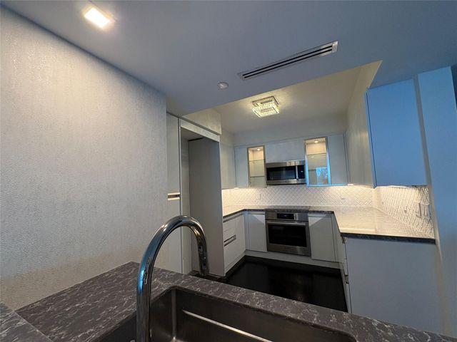 10 Venetian Way 502, Miami Beach, FL 33139