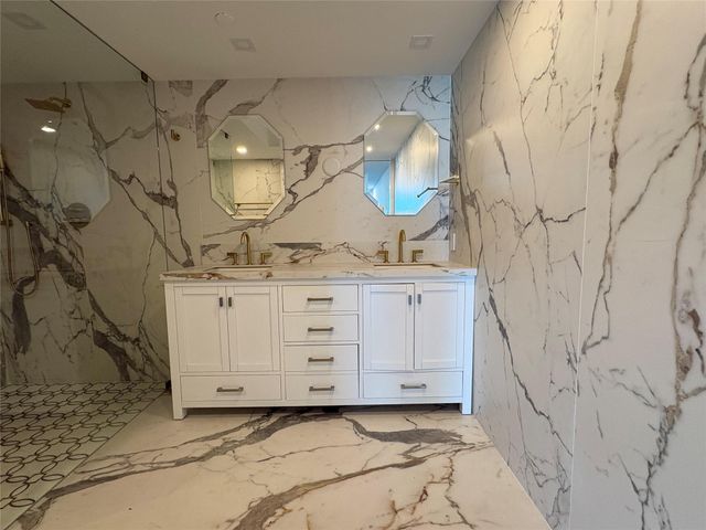 10 Venetian Way 502, Miami Beach, FL 33139