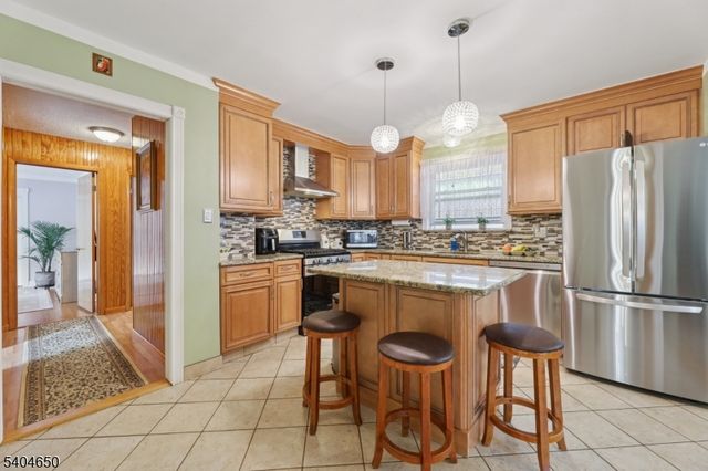 391 Avenue E, Bayonne City, NJ 07002