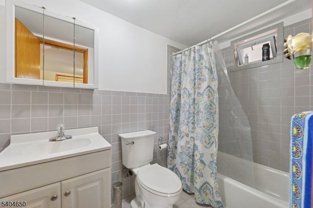 391 Avenue E, Bayonne City, NJ 07002