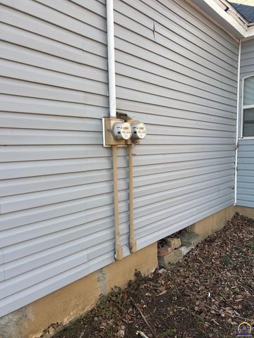 2030 SW Clay ST, Topeka, KS 66604