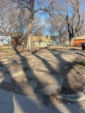 2030 SW Clay ST, Topeka, KS 66604