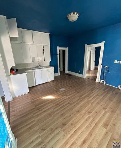 2030 SW Clay ST, Topeka, KS 66604