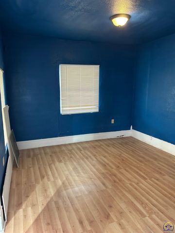 2030 SW Clay ST, Topeka, KS 66604