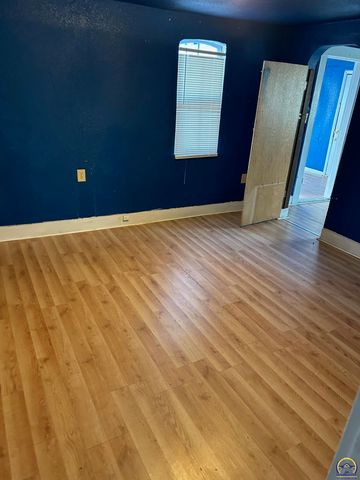 2030 SW Clay ST, Topeka, KS 66604