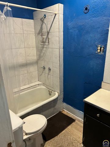 2030 SW Clay ST, Topeka, KS 66604