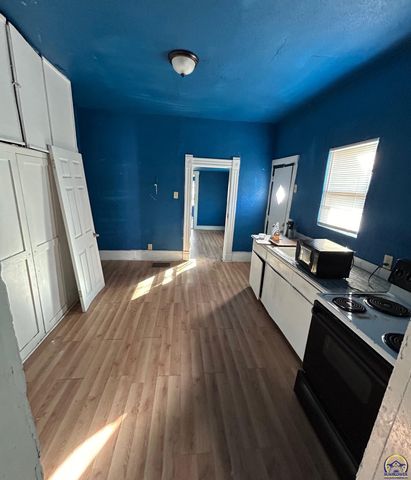 2030 SW Clay ST, Topeka, KS 66604